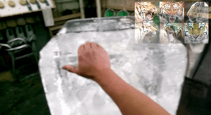 氷の像を彫る